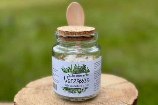 Sale con erbe e fiori con cucchiaio